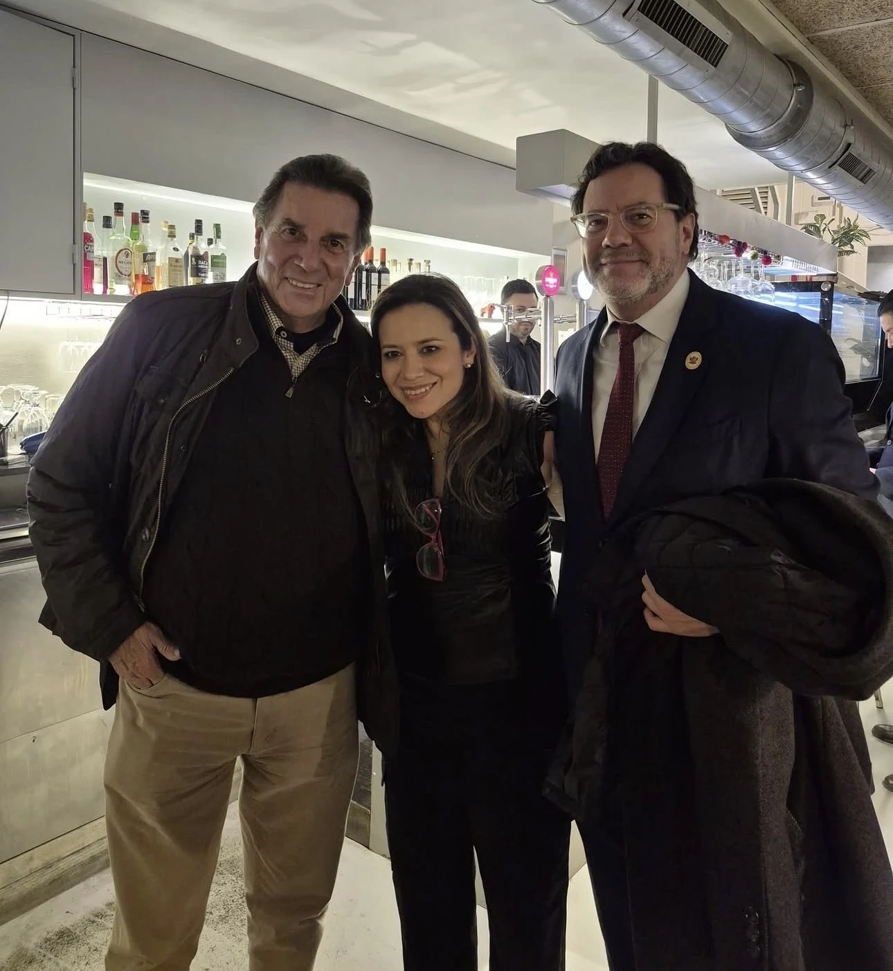 Cindy con Johnny Schuler, embajador del pisco peruano