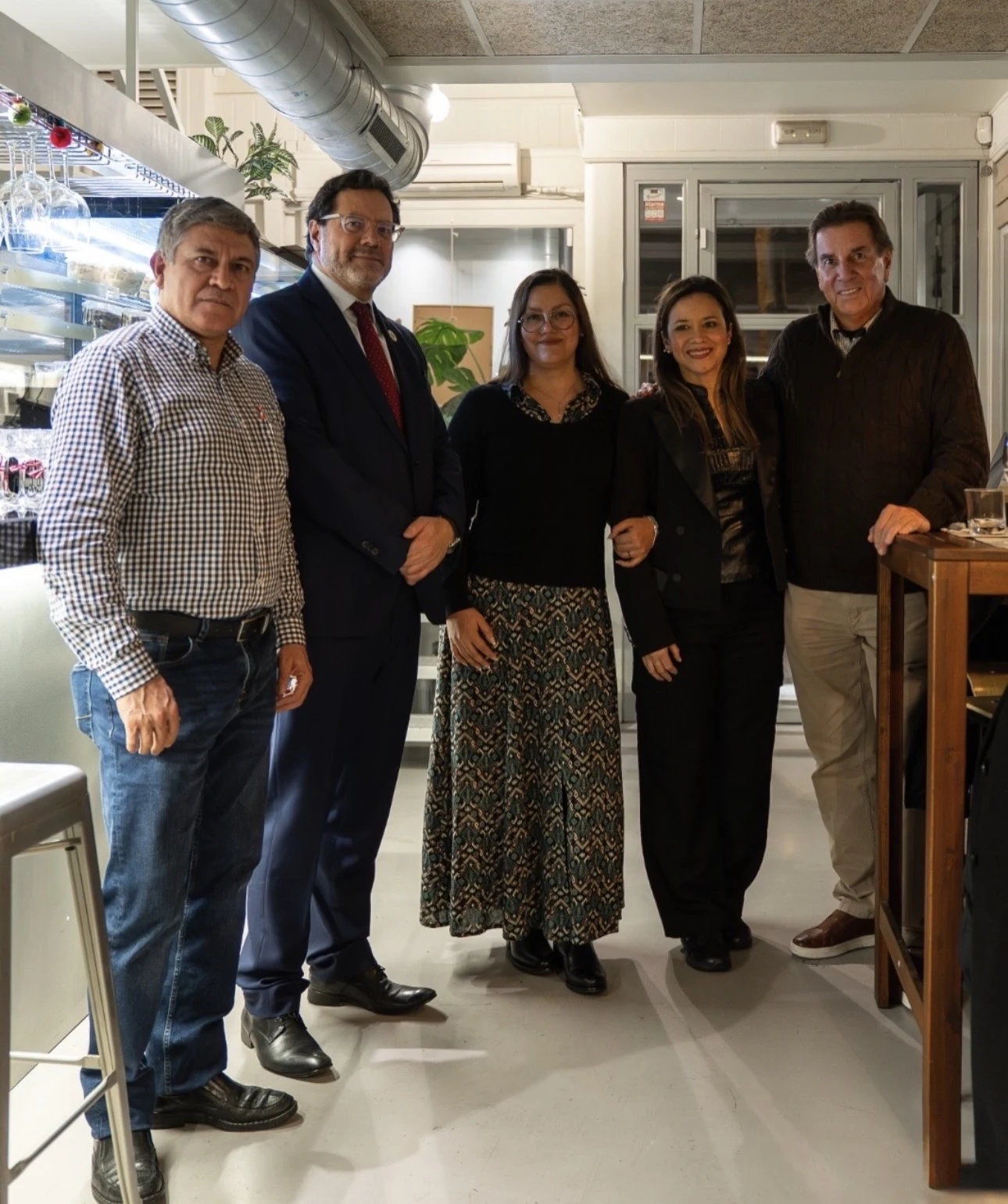 Cindy con el Cónsul de Perú en Barcelona