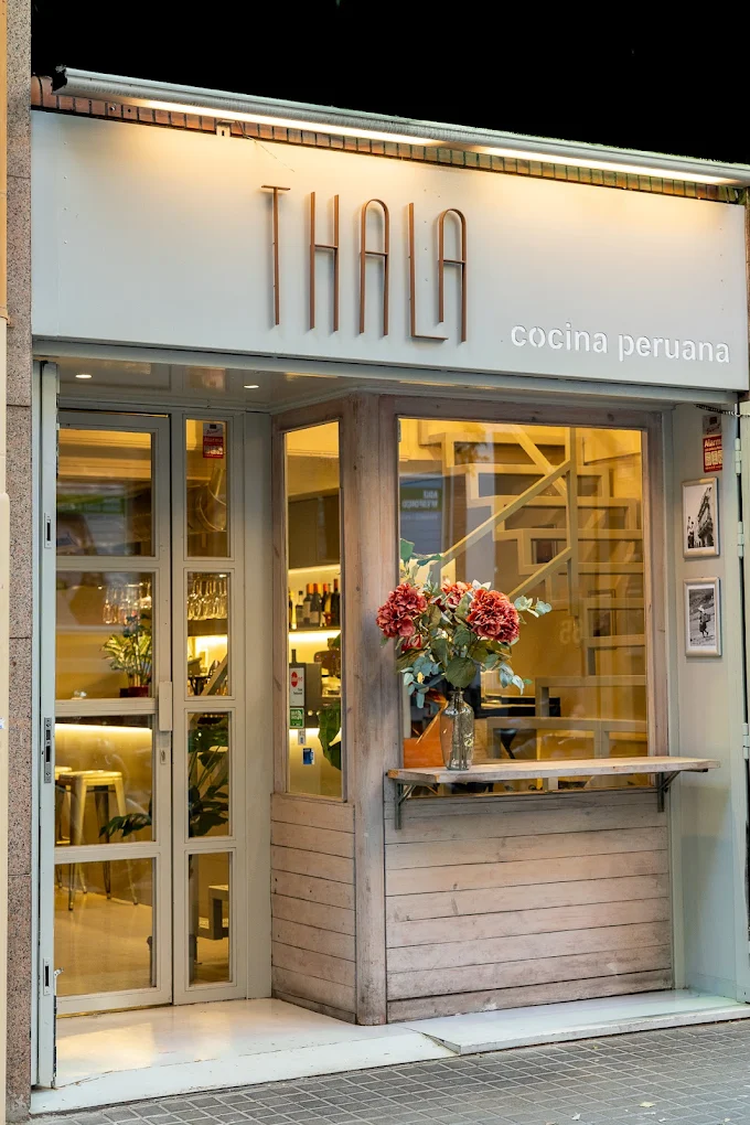 Fachada de Thala en el Eixample de noche