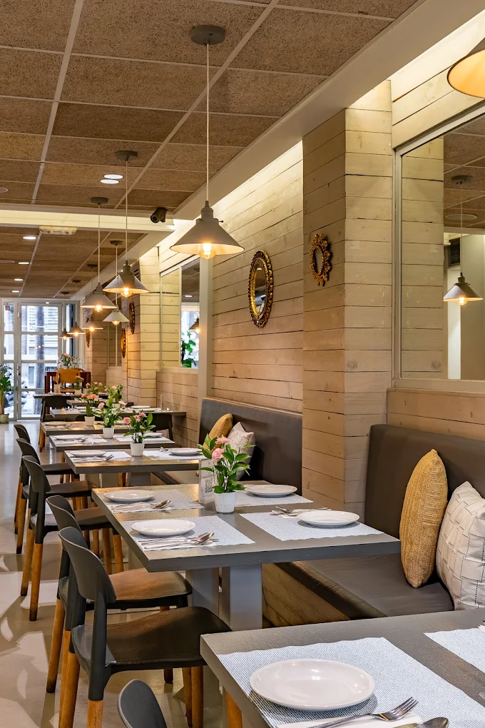 Interior con madera cálida y lámparas colgantes