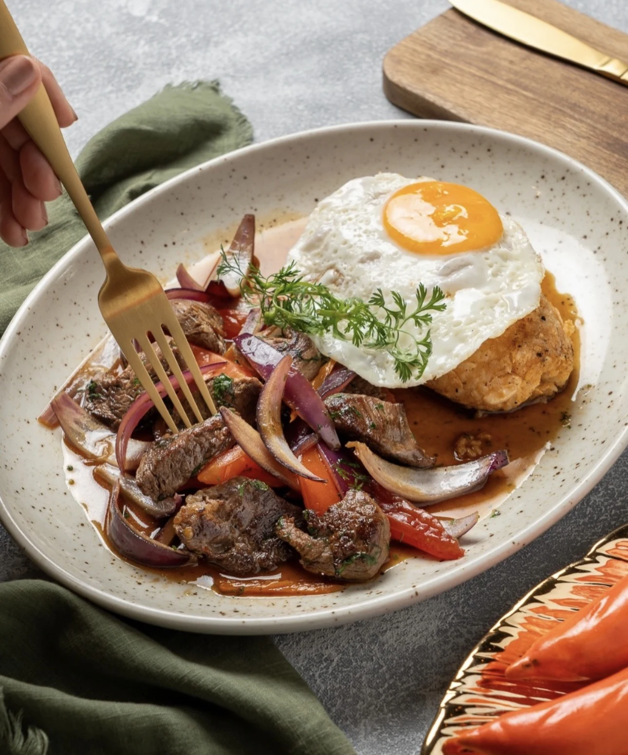 Lomo saltado al wok con huevo