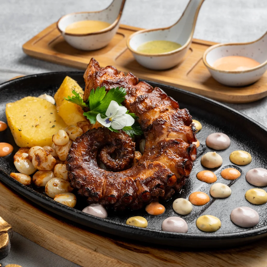 Pulpo a la brasa anticuchero