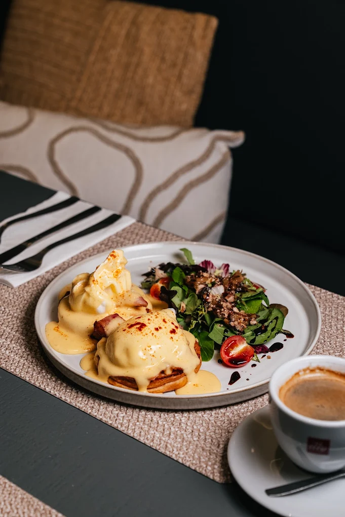 Eggs benedict en el brunch criollo de Thala